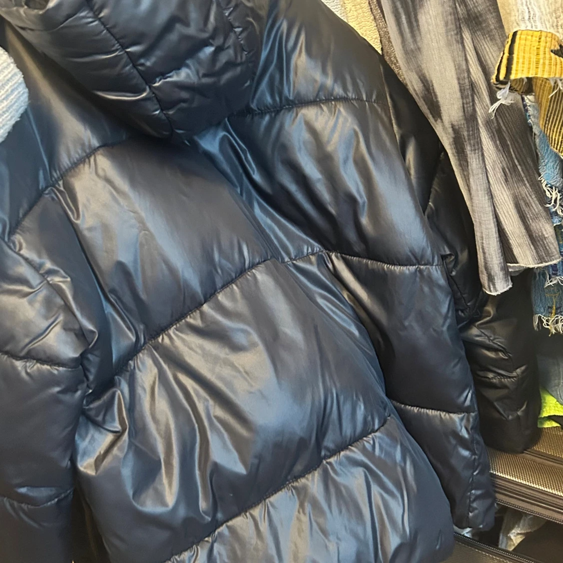 Svart pufferjacka med huva - 1