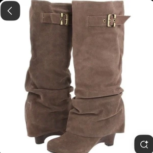 Söker Bruna mockastövlar med spänne - Söker dessa skor, gilla denna annonsen ifall ni säljer eller vet vart jag kan få tag på dem!