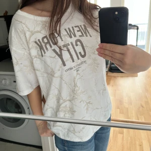 t-shirt NYC🍁🍂 - Höstlig t-shirt (100% bomull) med beige camouflageinspirerat mönster 🍁. Oversized passform och korta ärmar (jag är S/M). Prislappen sitter kvar! Har aldrig använt. Originalpris= 30$ Amerikanska Dollar. Priset kan diskuteras!