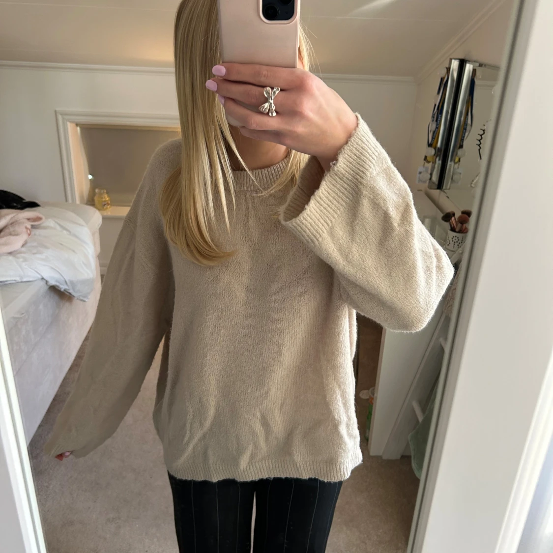 Beige stickad tröja med vida ärmar