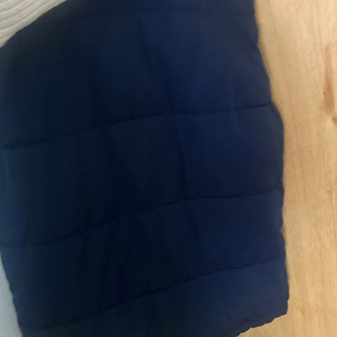 Mörkblå dunväst med röd fleecefoder - 3