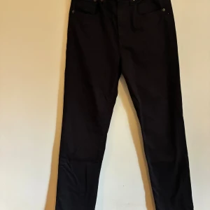 Levis jeans  - Svara raka jeans från Levis, modell 724. Sparsamt använda och är i gott skick. Storlek 30 i både midja och benlängd. 