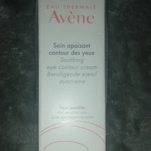 Avène Soothing Eye Contour Cream - Avène Soothing Eye Contour Cream är en mild ögonkräm speciellt framtagen för känslig hud runt ögonen. Kommer i en vit förpackning med rosa text. Perfekt för dig som vill lugna och återfukta området kring ögonen och även få bort påsar under ögonen eller fina linjer. Ord pris 299 kr