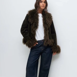 Faux suede fur jacka  - Jättesnygg jacka från ginatricot, helt oanvänd med prislappen kvar!slutsåld online💗