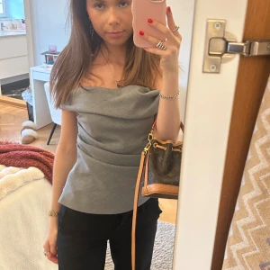 Zara topp - Sååå snygg Zara topp som är offshoulder💓 perfekt till fest😍 dragkedja på sidan💕 strl xs! 