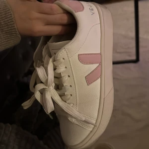 Veja sneakers - Veja skor passar till allt, bra skick🩷nypris 1700kr