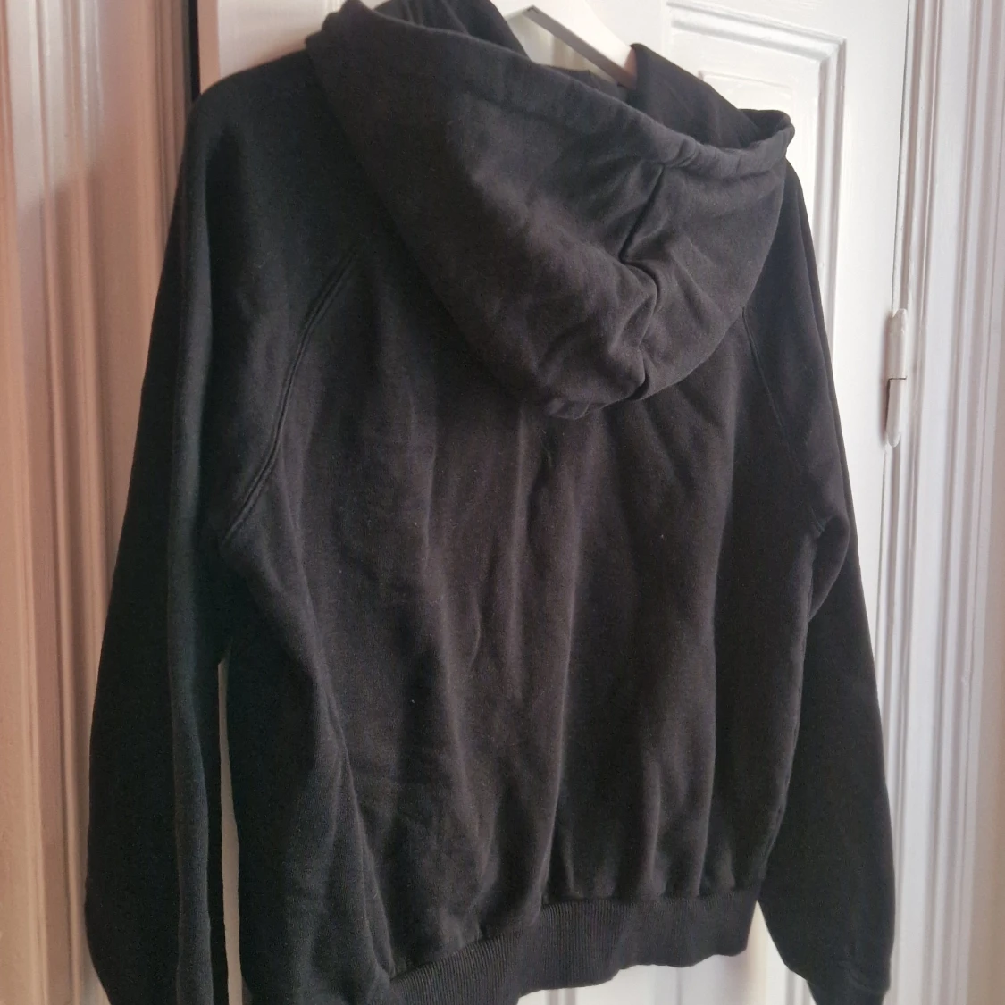 Svart hoodie från Stay med huva - 2