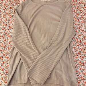 Mysigt set  - Ett set från lager 157. Väldigt mjuk och perfekt nu till höst🍂Storlek M i tröjan, Storlek S i byxorna. Byxorna är lite för långa för mig, (är 158) men funkar lika bra om man viker ner de! Knappt använd❣️