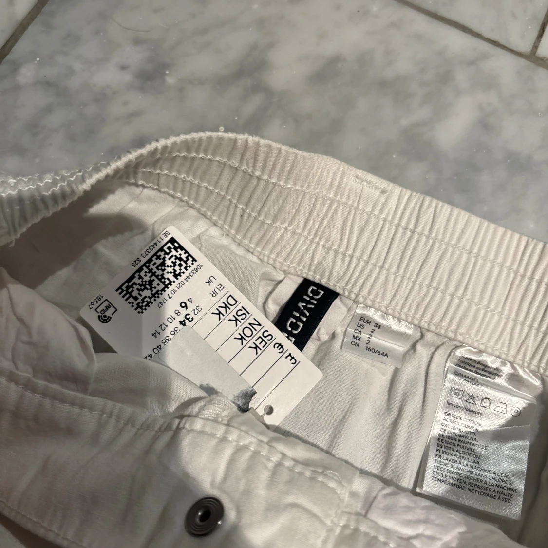 Vita cargobyxor från Divided, stl 34 - 2