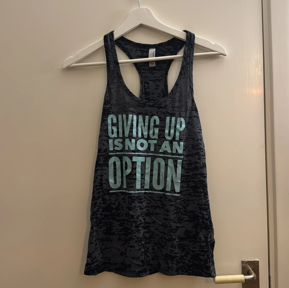 Svart linne från Next Level med tryck