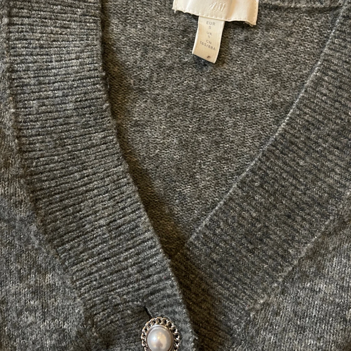 Grå kofta med pärlknappar - 4
