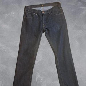 Lee jeans - Säljer ett par jättefina jeans från Lee. De är i mycket bra skick och har bara använts ett fåtal gånger. Storleken är 33/32
