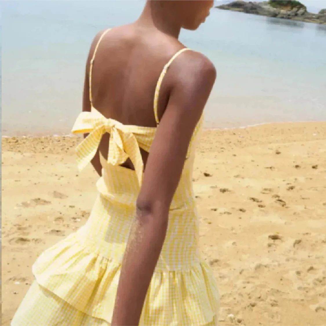 Gul kortklänning med volang - 1