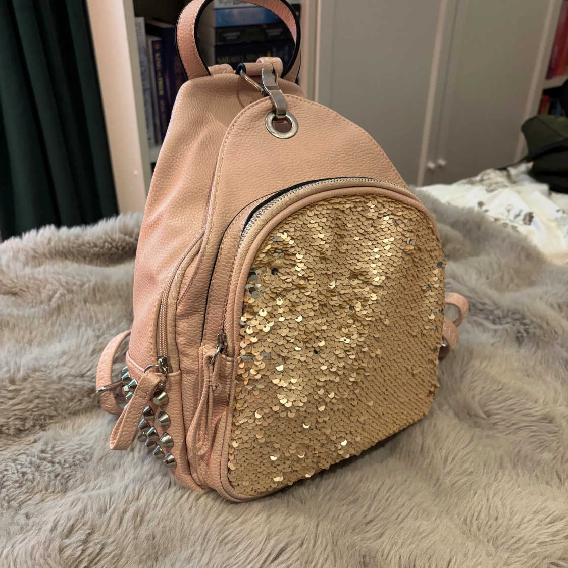 Rosa ryggsäck med paljetter och nitar - 1