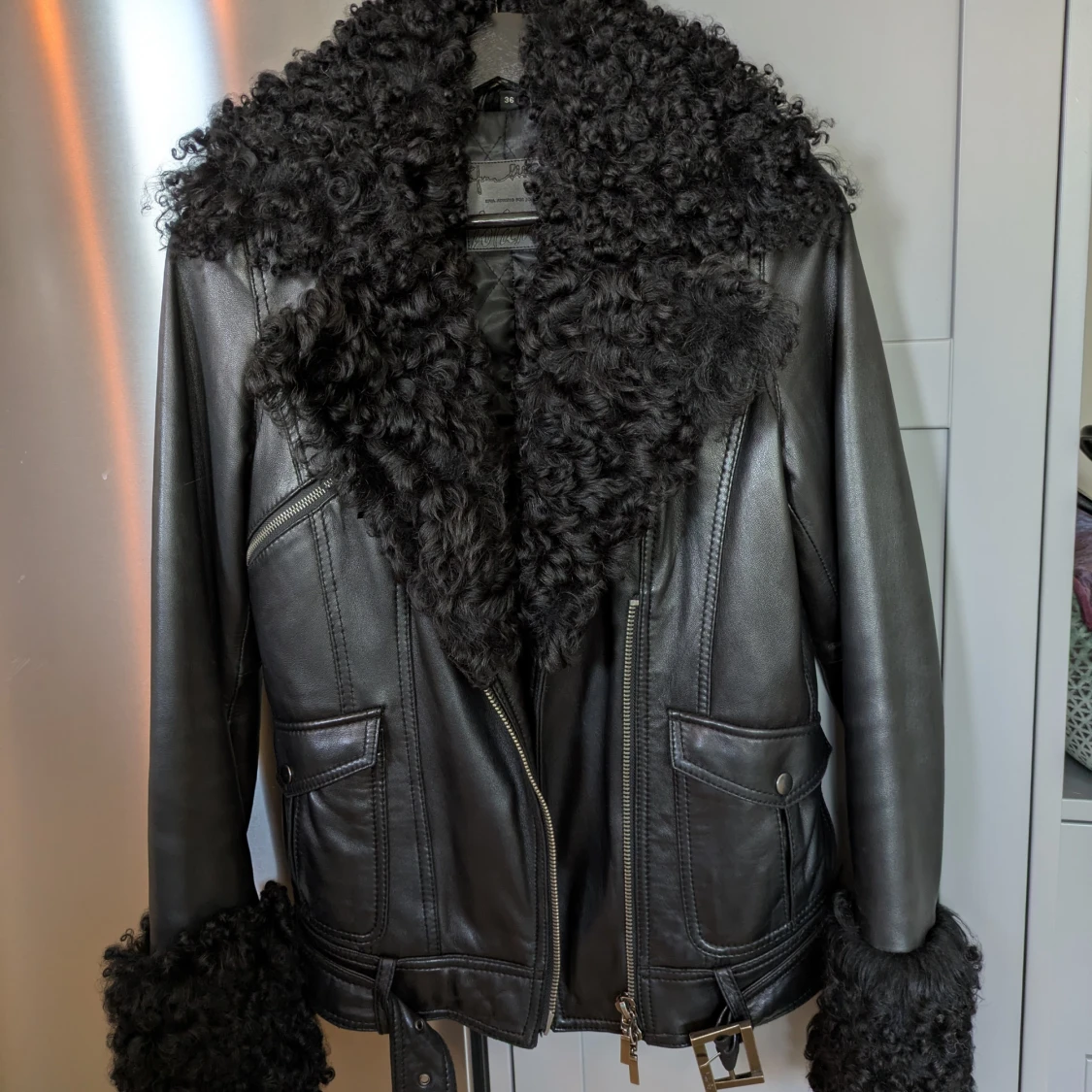 Svart skinnjacka med pälsdetaljer från LAMARQUE