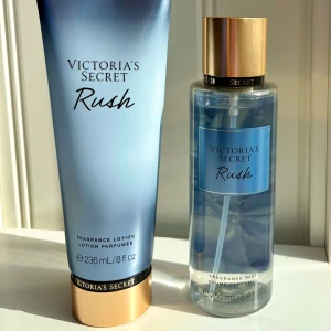 Victoria's Secret Rush duo Bodymist och Body Lotion - Fragrance mist (250 ml) och Body lotion (236 ml) från Victoria's Secret. Mist enbart testad fåtal gånger, vilket syns på bild. Lotion oöppnad, vilket syns på bild. Givetvis förvarade mörkt och svalt. 