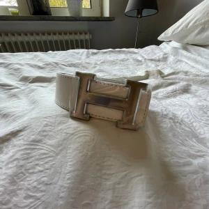 Fint bälte H - Fint vitt bälte helt nytt 105cm