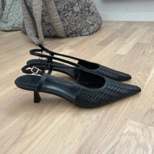 Svarta klackar - Dessa jätte fina slutsålda klackarna från hm, säljer pga att jag inte får användning av dem. Sköna att ha på sig men helt oanvända där av sitter snöret kvar💓