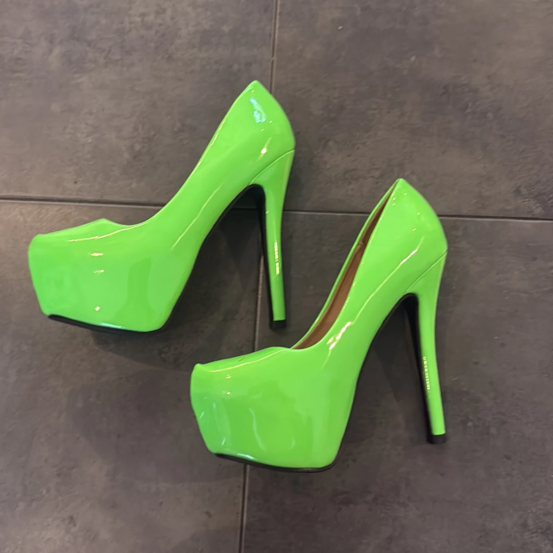 Neongröna platåpumps med 14cm hög klack - 2