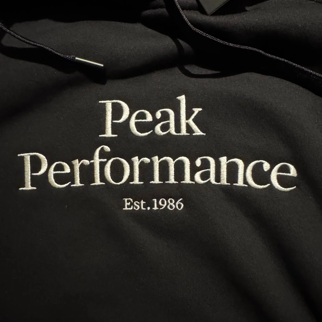 Svart hoodie från Peak Performance - 2