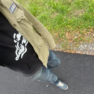 Saint laurent hoodie - Säljer min hoodie för att den blivit för liten. Det finns inga defekter och den är i fint skick. Hör av dig vid funderingar!
