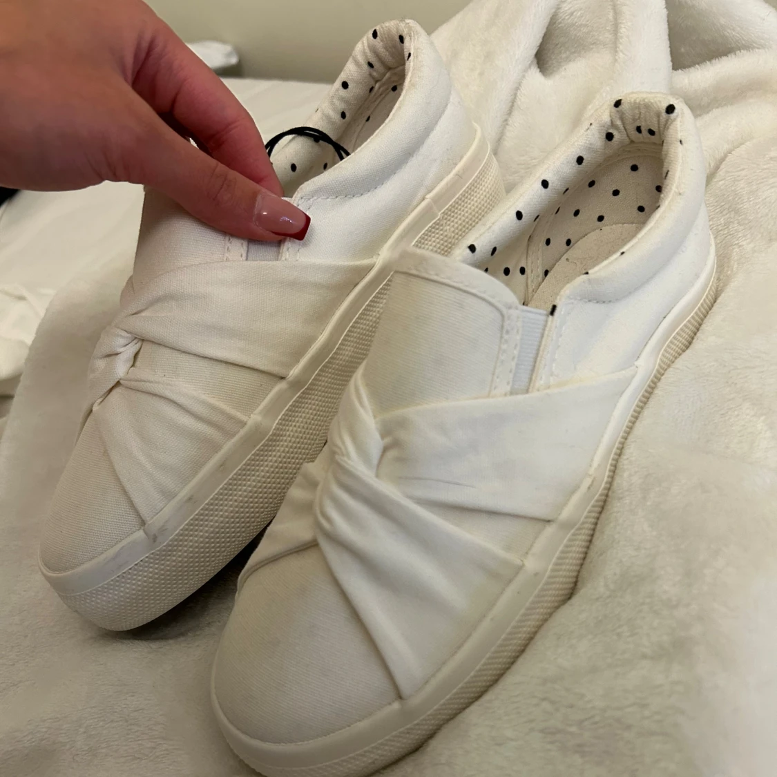 Vita slip-on sneakers med knut - 2