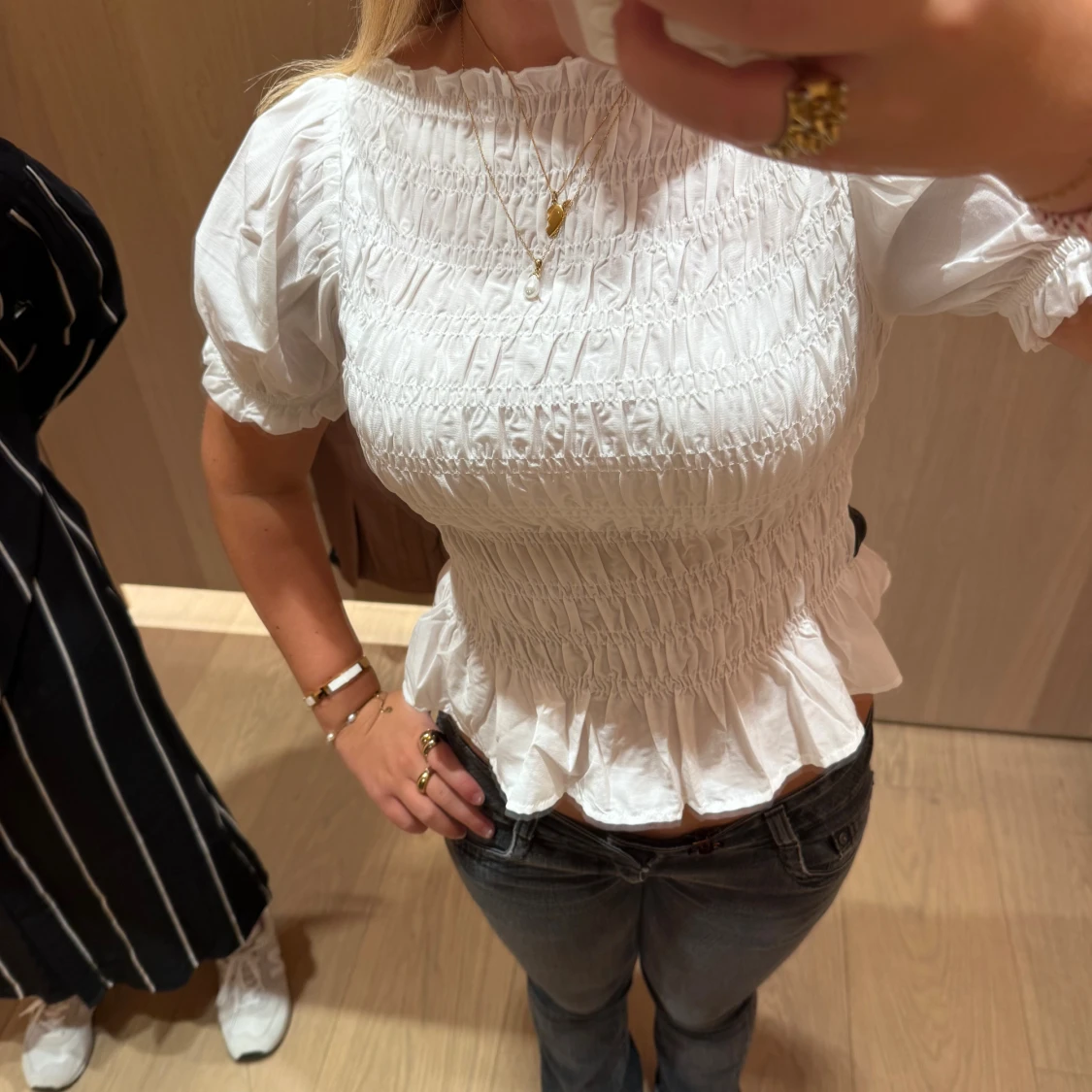 Vit smockad blus med puffärm