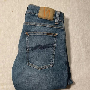 Ljusblåa jeans från Nudie jeans  - | märke: Nudie Jeans | plagg: jeans | skick: 9/10 | storlek: W29 L32 | nypris: 1500kr | mitt pris: 349kr | färger: ljusblå | pris kan diskuteras | hör av dig vid minsta fråga eller fundering // MatteoResell |