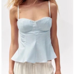 Ljusblå randig korsettopp med volang - söt ljusblå korsettopp från zara med tunna axelband och randigt mönster.