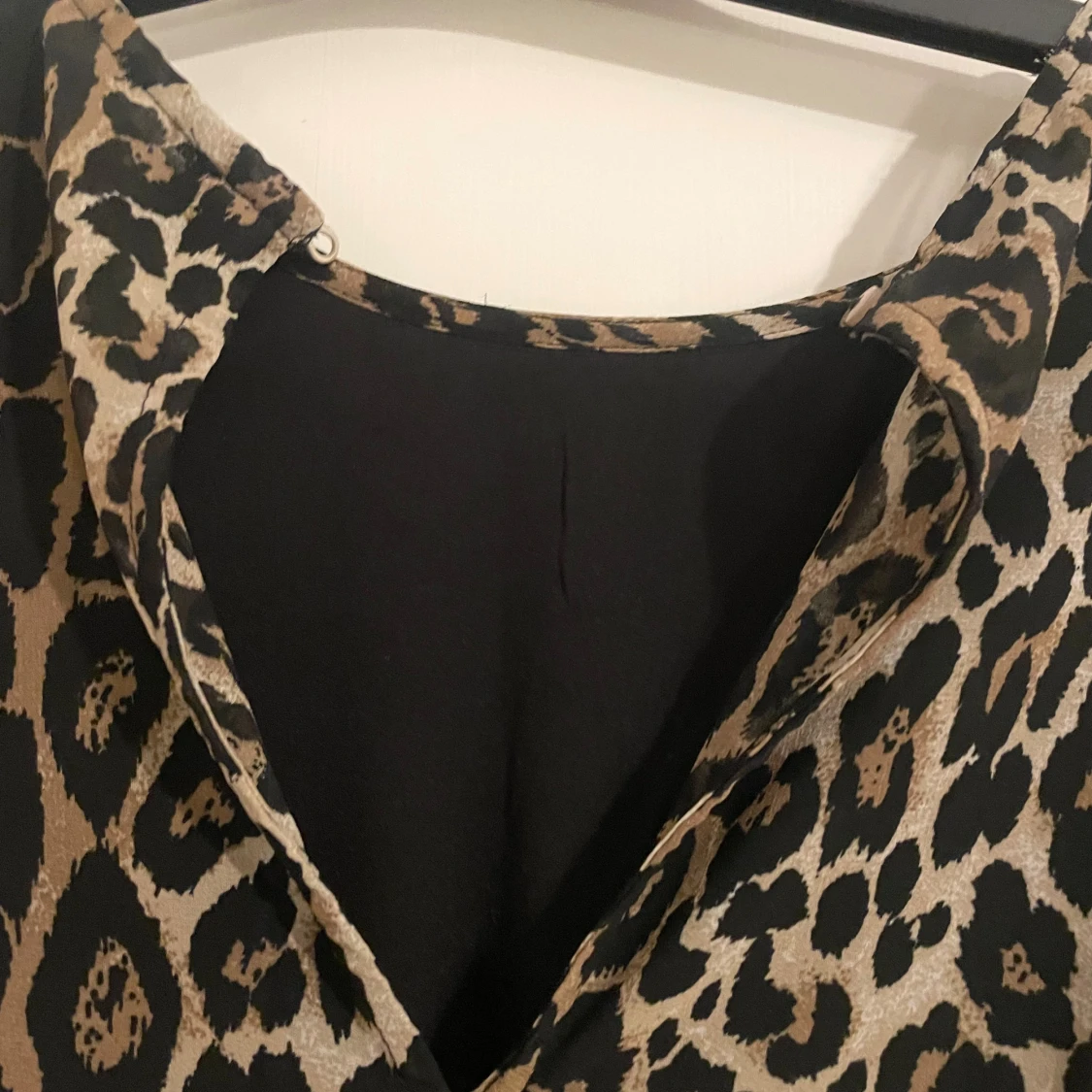 Leopardmönstrad volangklänning - 1