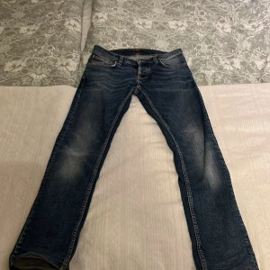 Slim fit nudie jeans  - Blåa slim fit nudie jeans, med snygg wash o lite slitningar här o där. Skick är 8,5/10. W30 L30.