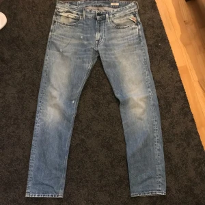 Blå jeans från Replay - Säljer ett par snygga blå jeans från Replay med en klassisk femficksdesign. De har en lätt tvättad look och en normal passform. Perfekta för en avslappnad stil. Skick: 10/10 Strl: 32/32 Modell: Jeto. Grym deal men pris kan möjligen diskuteras vid snabb affär!