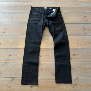 Svarta Replay Moresk jeans - cool look✔️ - Svarta jeansbyxor från Replay, modell Moresk i strl 31/34. Straight fit och  bra passform - perfekt tillägg för garderoben. Har fläckar på ena benet (se bild) men är fortfarande väldigt snygga. 🇮🇹Italienska toppkvalité ☑️Clean look 