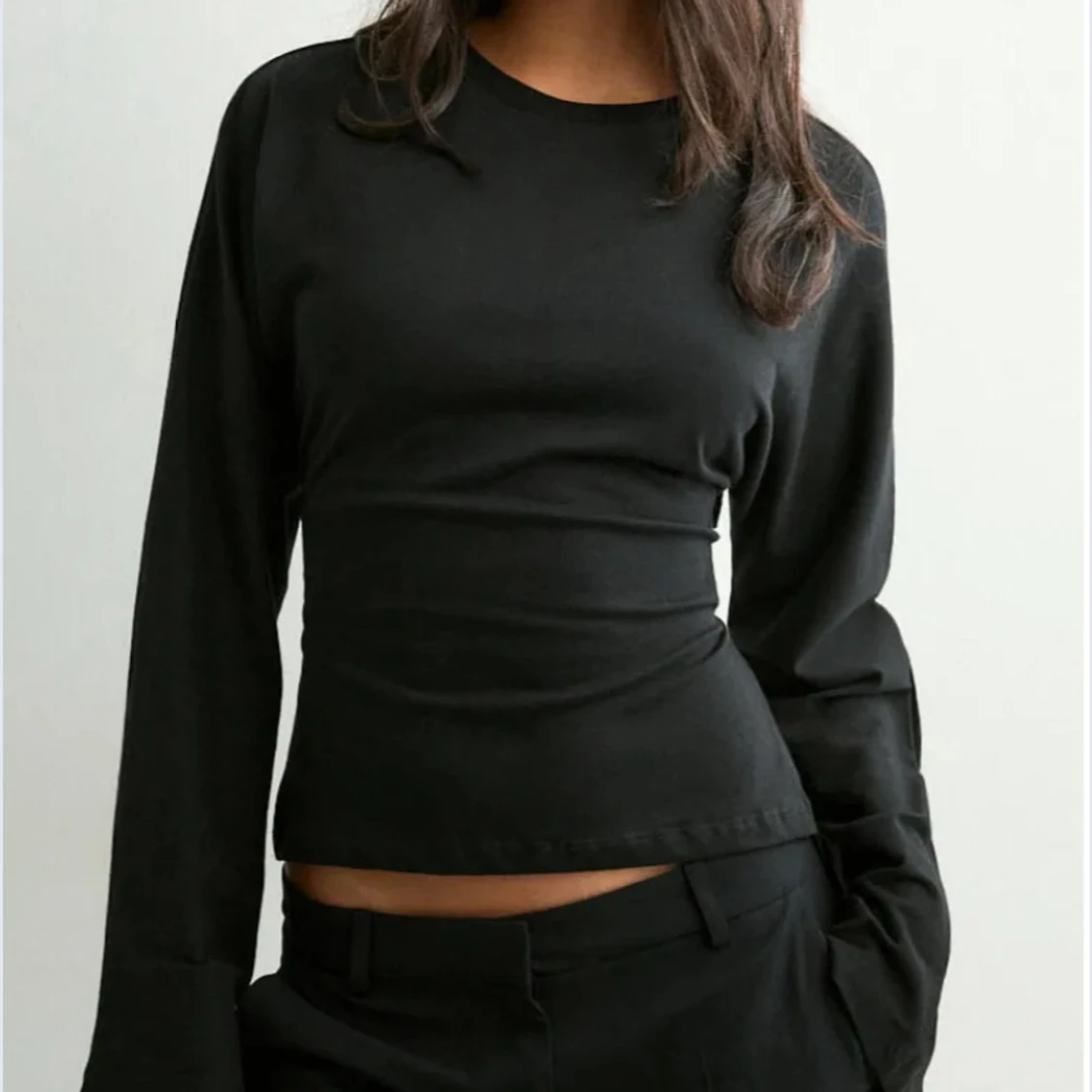 Svart långärmad topp med öppen rygg - 1
