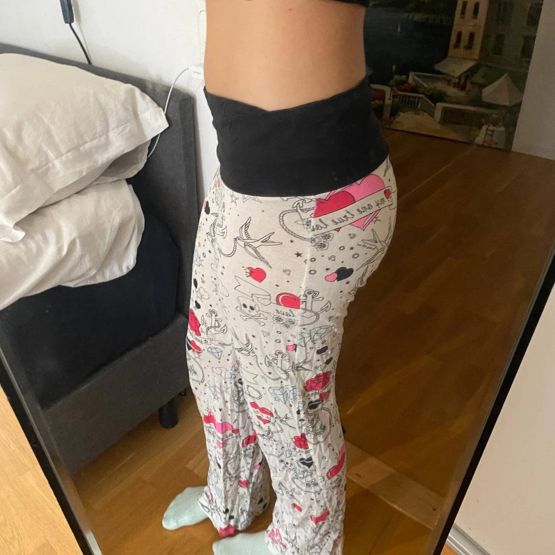 Mönstrade mjukisbyxor med hjärtan och rosor