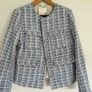 Kavaj - I fint skick, lite kortare modell, använd 1-2 gånger 