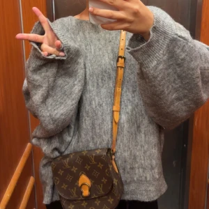 Stickad tröja - Säljer min grå stickade tröja