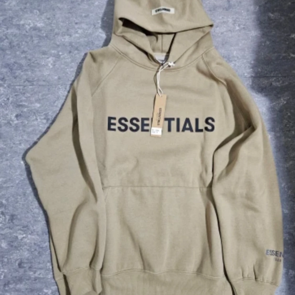 Priset diskuteras Beige hoodie från Essentials