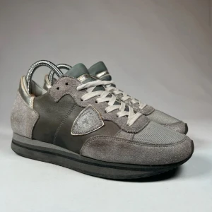 Philippe model Trpz - Ett par riktigt feta Grå sneakers från Philippe Model. Sköna och snygga vardagsskor med mocka och textildetaljer. Använda men i bra skick. Passar bra till både jeans och lite mer avslappnade outfits. 