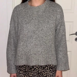 Grå stickad tröja från Gina Tricot - Mysig grå stickad tröja från Gina Tricot i storlek S. 