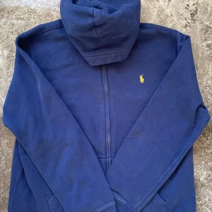Ralph lauren zip hoodie - :Ralph lauren zip hoodie🤩  Storlek S men den känns som Xs för den är gjord för barn så ungefär 170  Jätte bra skick   Fråga frågor 