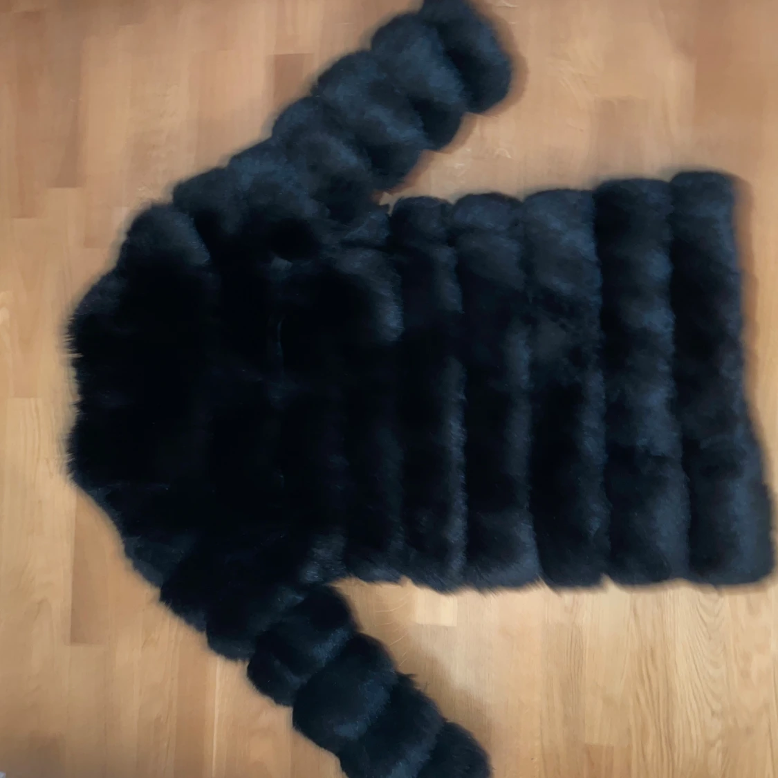 Svart lång pälsjacka i fuskpäls - 1