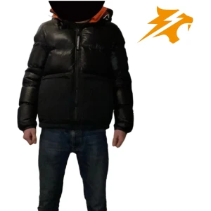 Svart dunjacka från J.Lindeberg - Säljer en svart dunjacka från J.Lindeberg i mycket bra skick. Jackan har en pufferstil med långärmade ärmar och en dragkedja framtill. Insidan är fodrad med en cool orange färg som ger en snygg kontrast. Perfekt för kalla vinterdagar! 🖤🧡