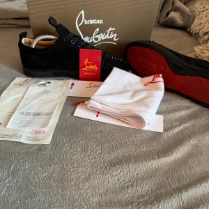 Christian louboutin - Hej!! Säljer ett par svarta Christian louboutin med röd sula. Dom är inprincip i nyskick har använt dom typ 6 gånger så inte mycket använda. Säljer dom för är sugen på ett par andra skor.st 43