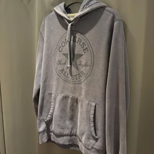 Converse Hoodie - Tja, säljer en Converse Hoodie. Storlek M. Skick 8/10. Nypris 1500, mitt pris 349. Hör av dig vid frågor o funderingar!