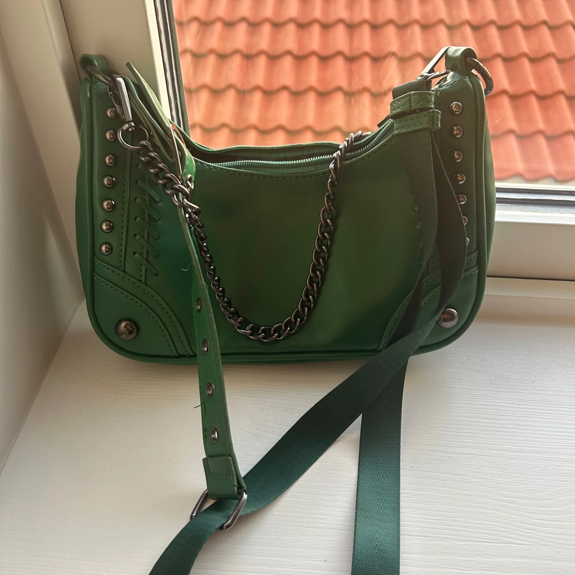 Grön axelväska med kedjedetalj - 2