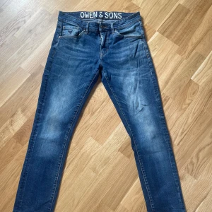Blå jeans från Owen & Sons - Snygga blå jeans från Owen & Sons. I storlek 31/32. Dom är i använd men bra skick.