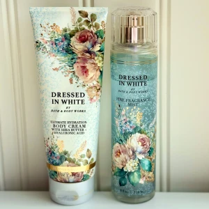 Bath & Body Works Dressed in White duo - Bath & Body Works Dressed in White duo med body cream och mist. Volym: 236 ml (mist), 226 g (kräm). Använd enligt bild (body mist). Krämen testad ett par gånger. Givetvis förvarad mörkt och svalt. 