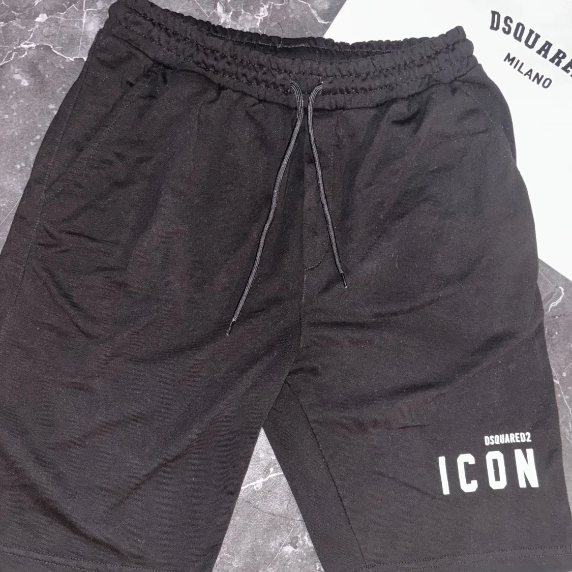 Vit T-shirt och svarta shorts från Dsquared2 ICON - 1