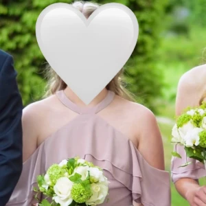 Ljuslila långklänning från  - Superfin ljuslila långklänning med volangdetaljer och axelbandslös design. Klänningen har dekorativt bälte med pärlor i midjan, halterneck och dragkedja i ryggen. Perfekt för nobel eller bal! Endast använd en gång! Märket är TFNC London. OBS!! Klänningen är lite uppsydd.